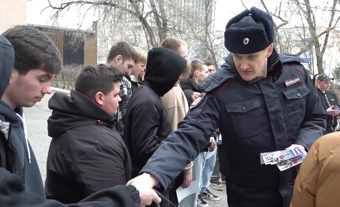 Пензенские полицейские рассказали об особенностях работы ученикам автошколы ДОСААФ